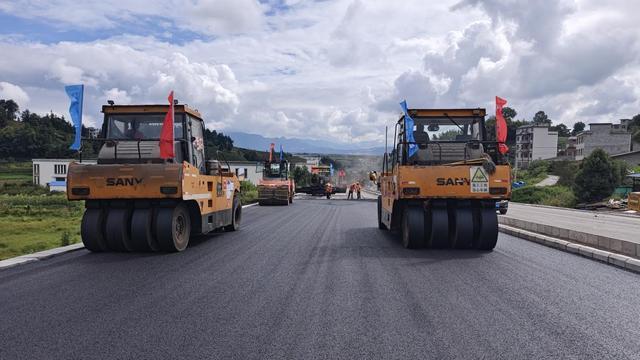 G320普安公路项目沥青路面试验段成功摊铺
