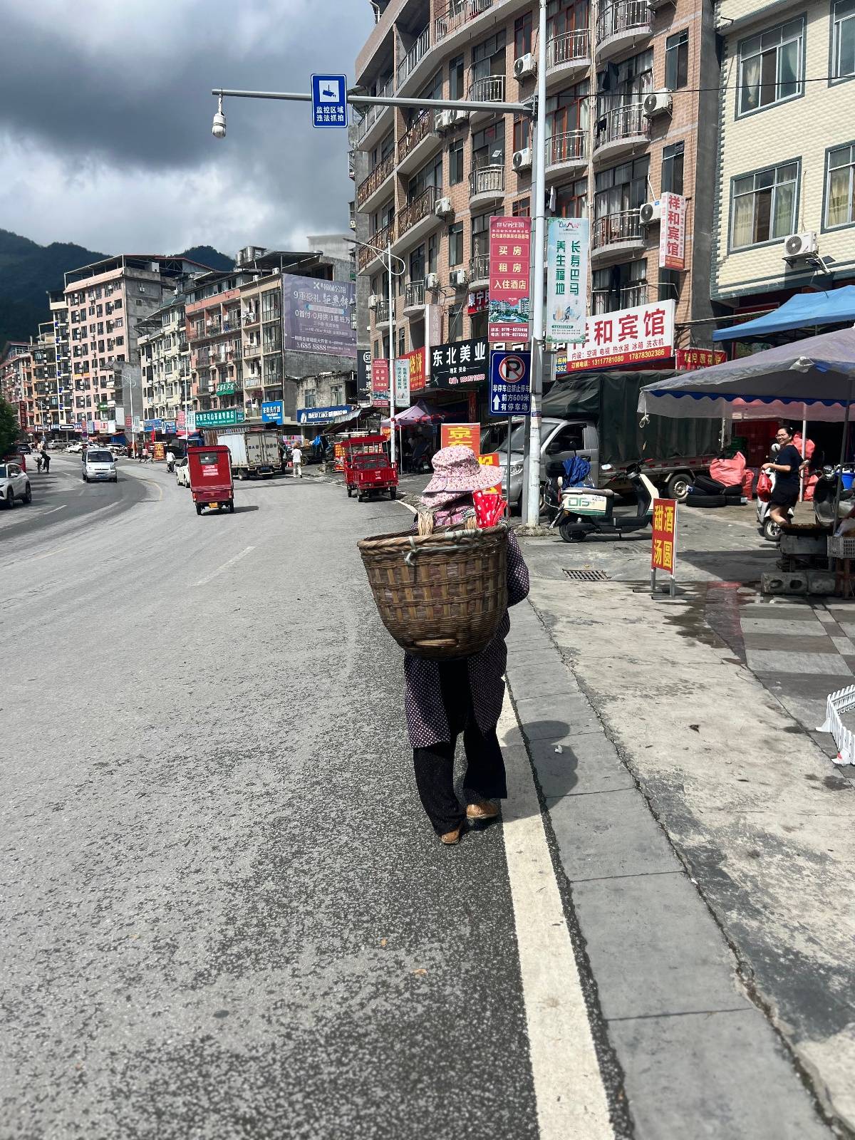 住在巴马“长寿圣地”的候鸟老人：独居廉租房来了16年“哪儿养