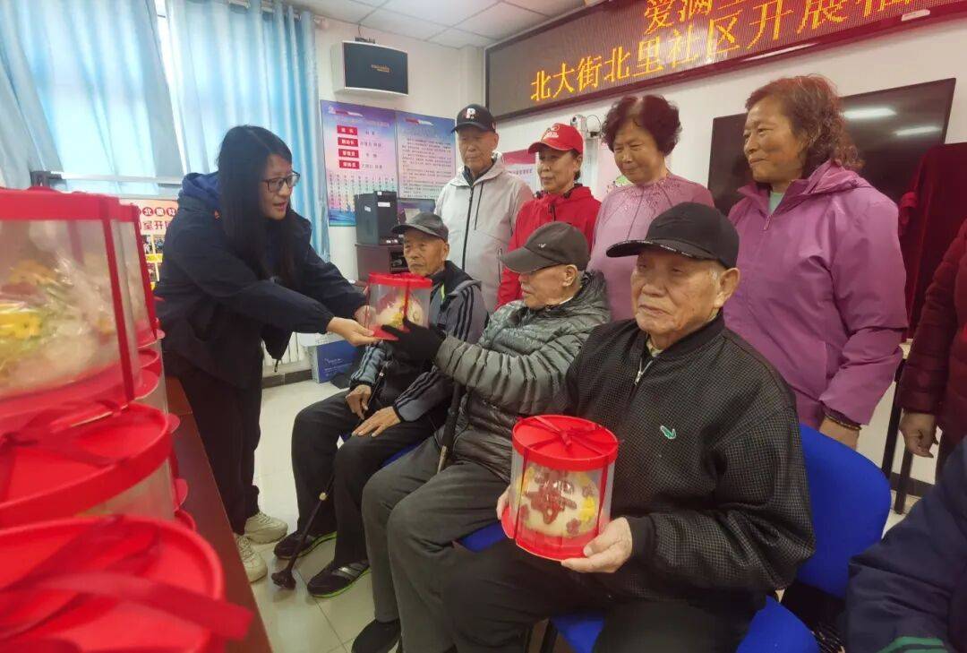 桑榆逢暖节！北大街北里社区重阳节送寿桃把关怀送到老人心坎里
