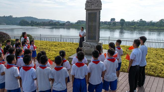 一场跨越时空的“击掌”：芷江学子手模墙前传承抗战精神