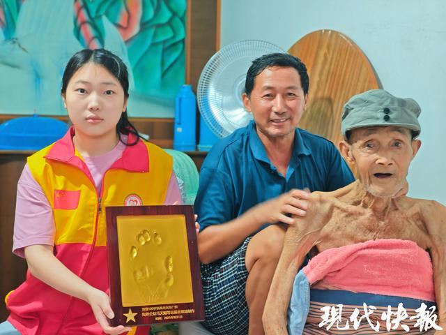 泰州大学生志愿者踏遍13个镇街为11位抗战老兵制作手模